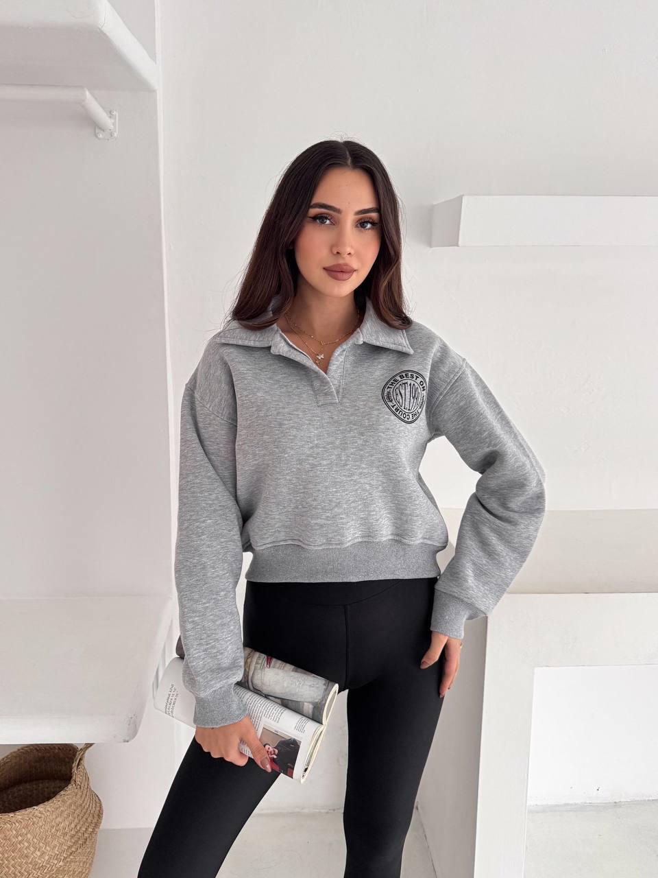 🤎 Свитшот кроп с воротником поло и принтом