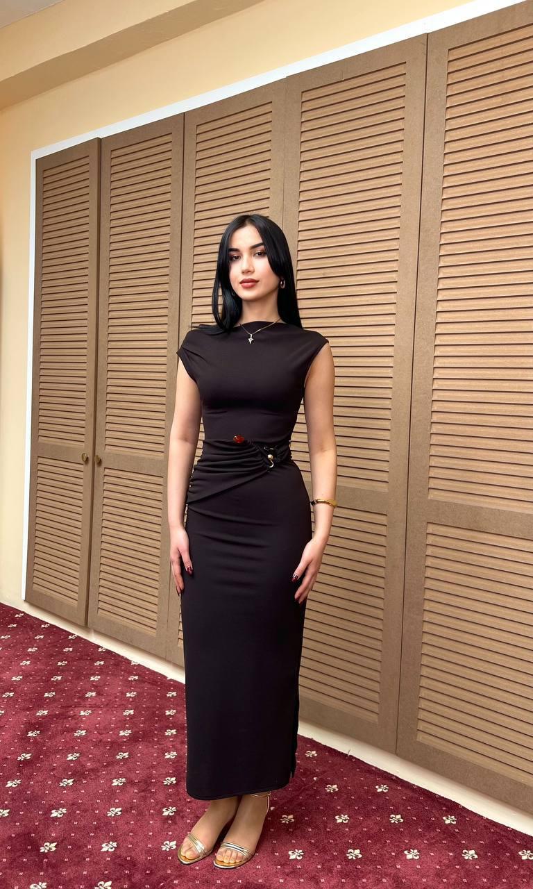 Скульптурная элегантность: Миди-платье без рукавов с драпировкой на талии