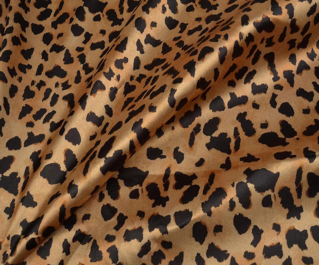 САТИНОВАЯ ТКАНЬ С ЛЕОПАРДОВЫМ ПРИНТОМ - КАМЕЛЬ