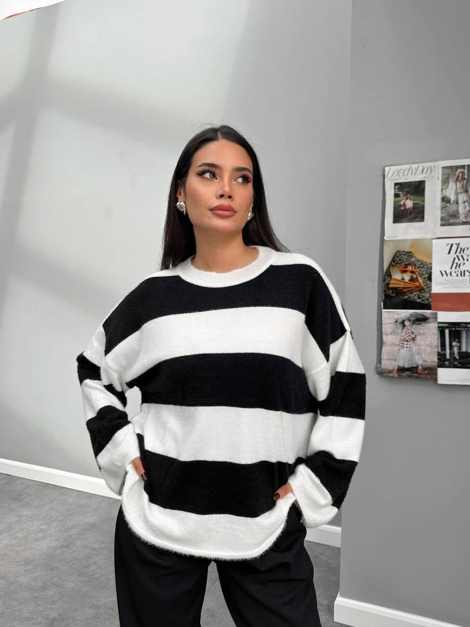 Siyah Beyaz Enine Çizgili Oversize (Geniş Kesim) Kazak