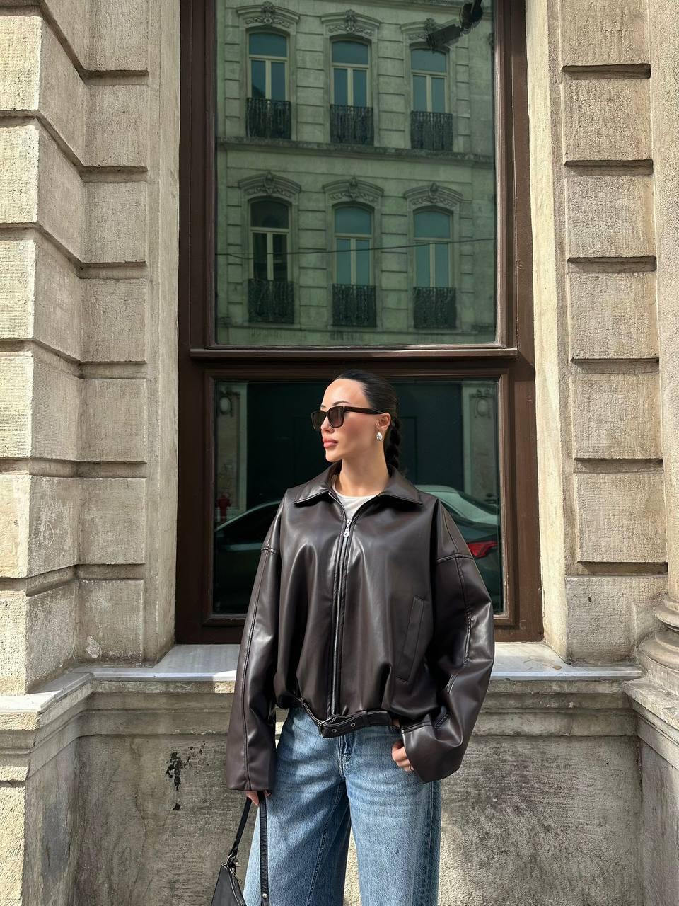 Свободная (Oversize) кожаная куртка-бомбер шоколадно-коричневого цвета