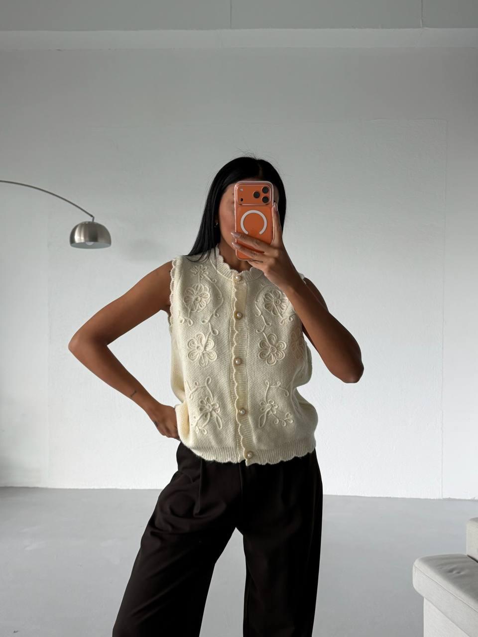 Elegant Floral Embroidered Knit Vest - Ecru