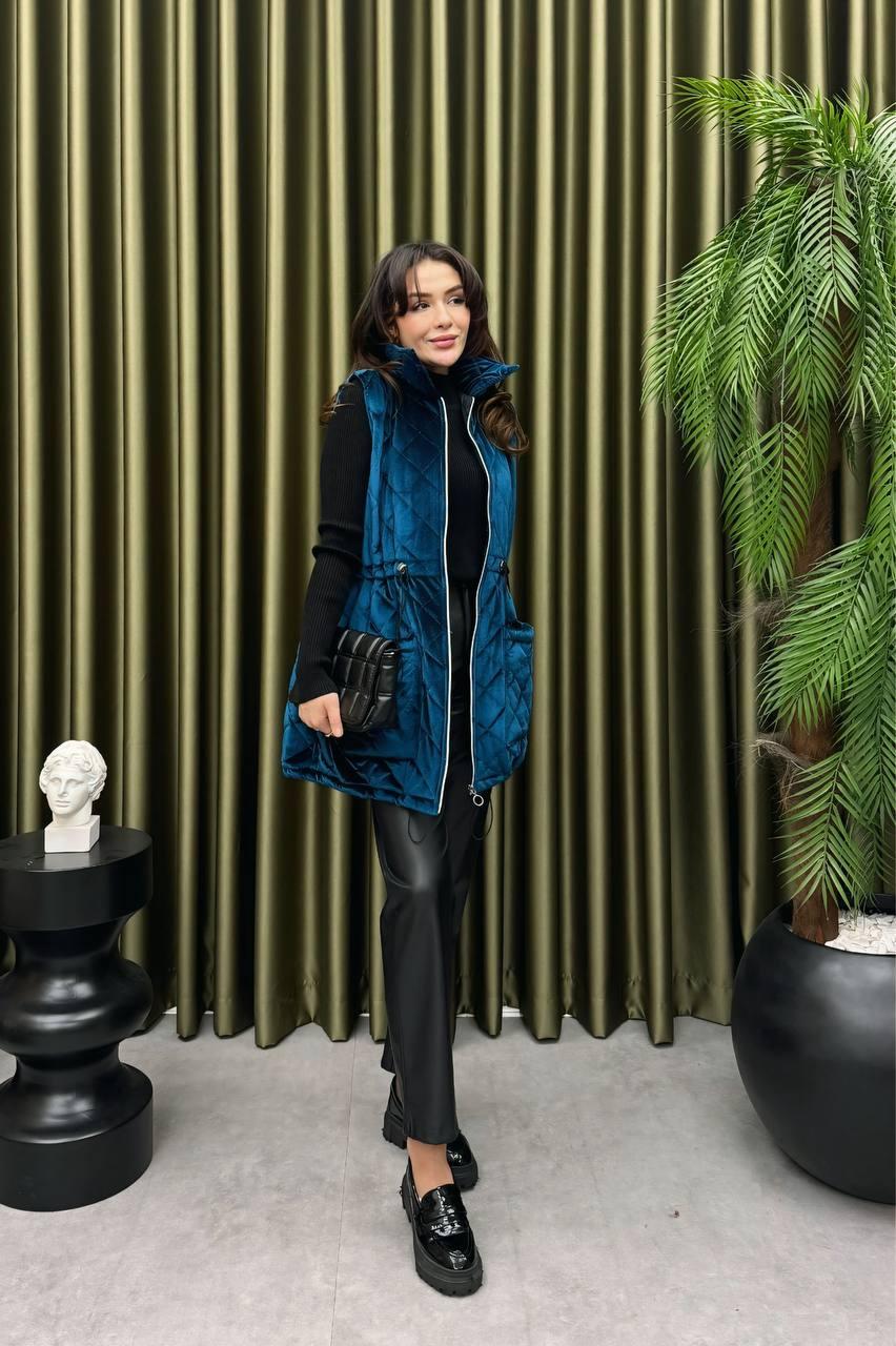 Стеганый жилет из бархата с узором "ромб" - нефтяной синий