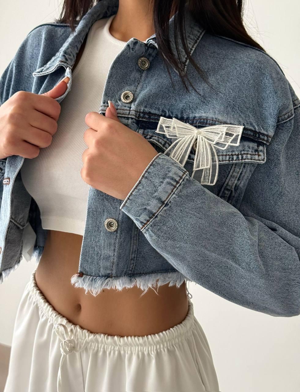 Укороченная джинсовая куртка с бантами