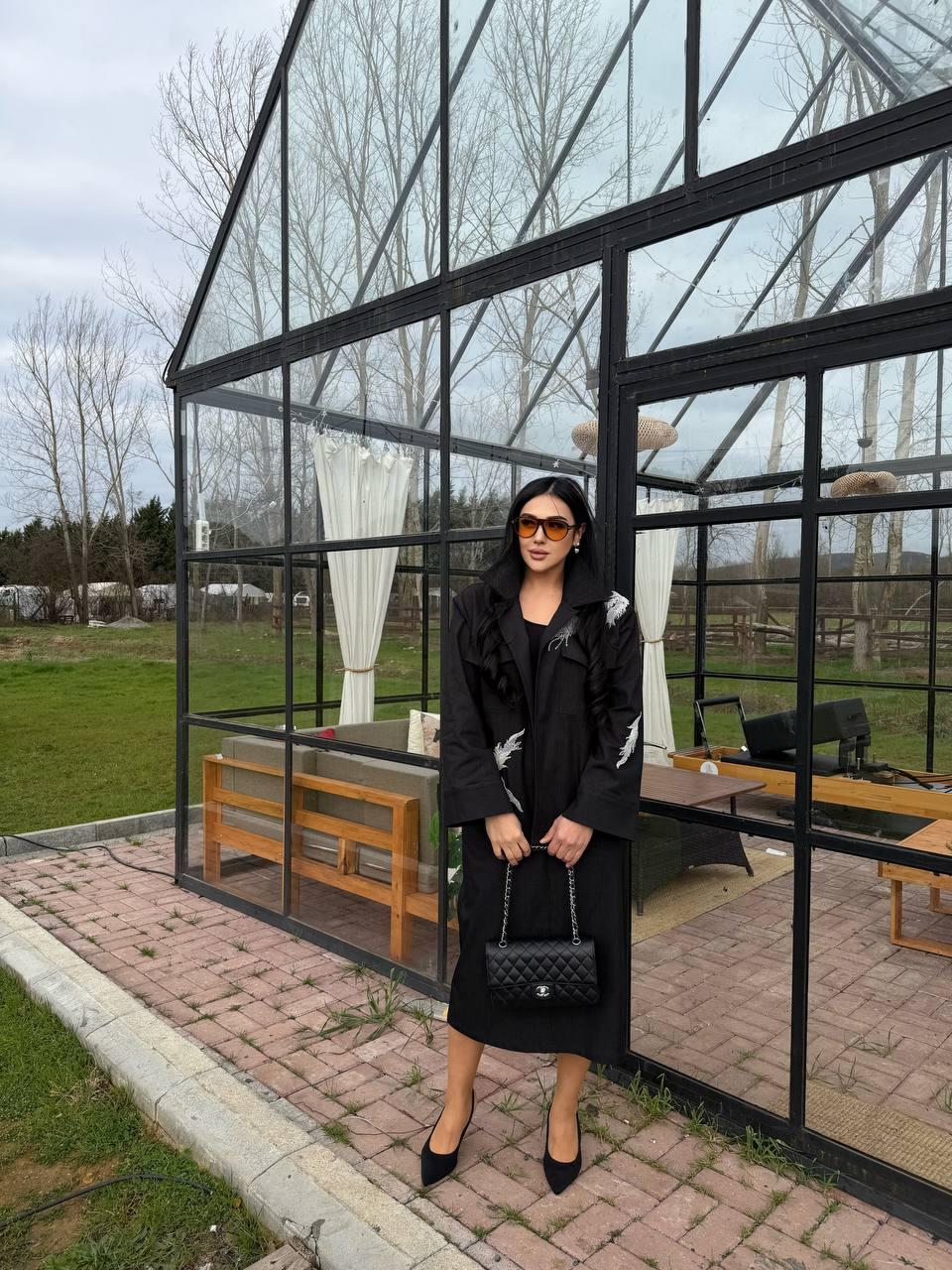 Чорний тренч кутюр з пір'яними деталями