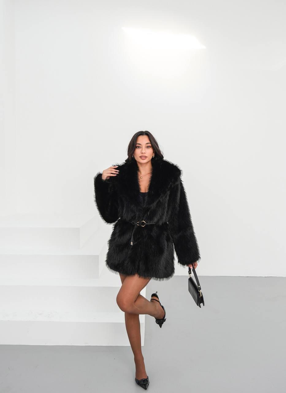 Самый стильный зимний образ: плюшевые пальто с поясом