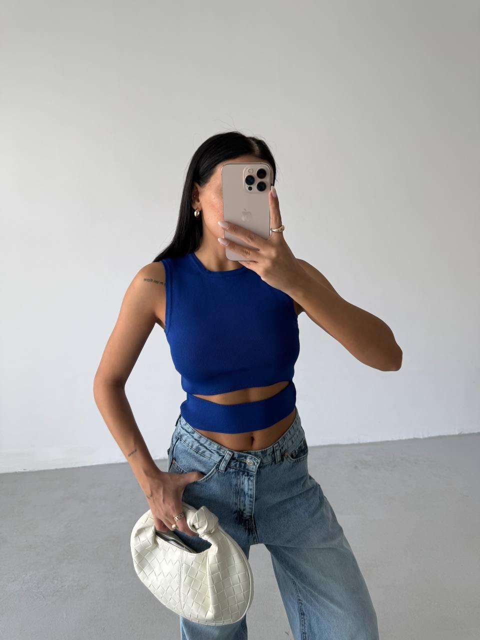Crop top with neckline