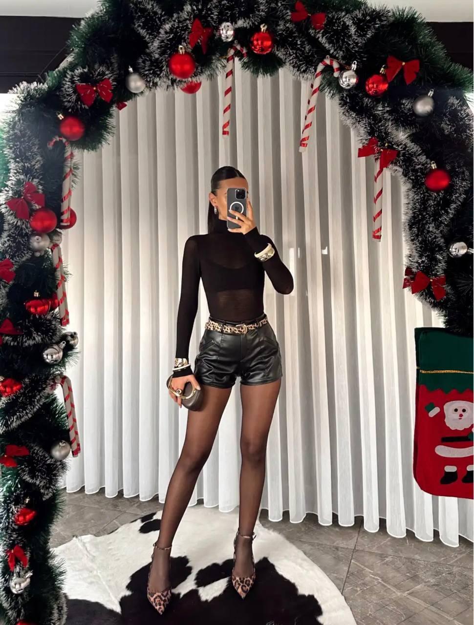Шкіряні шорти з високою талією та прозора блуза