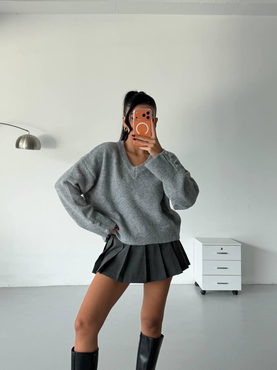 Трикотажна кофта з V-подібним вирізом та деталями на манжетах