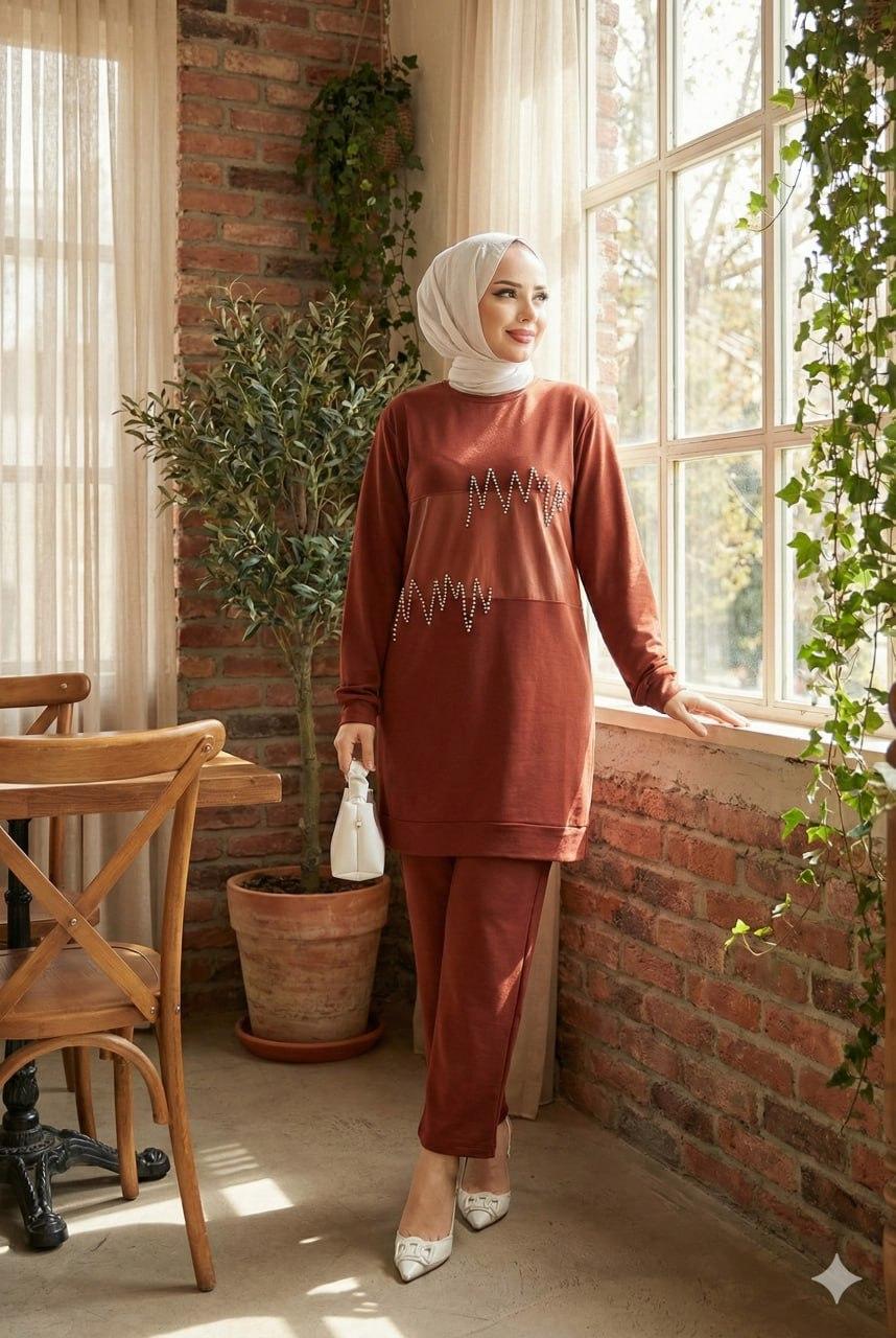 Konforlu Şıklık: İnci Detaylı Tarçın İkili Takım