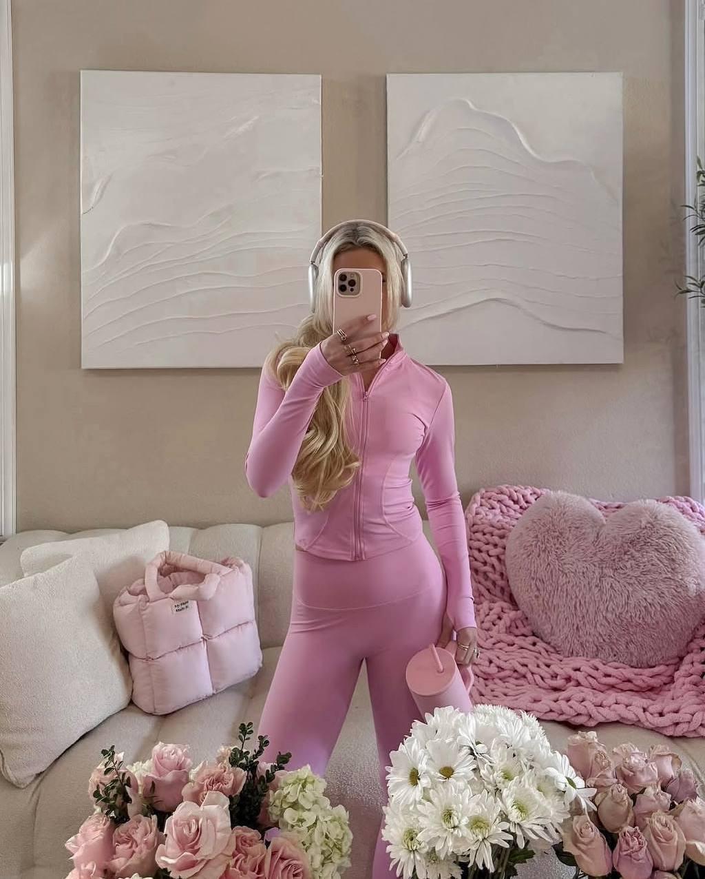 Dinamik ve Şık: Parlak Pembe Fitilli Spor Takımı