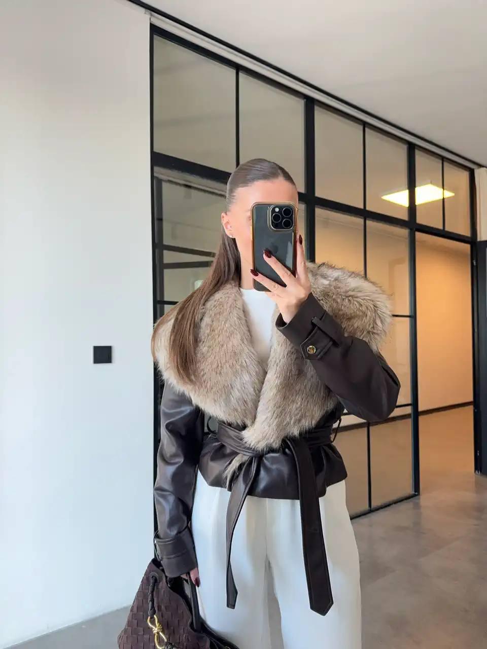 Короткая куртка из искусственной кожи коричневого цвета с большим меховым воротником и поясом