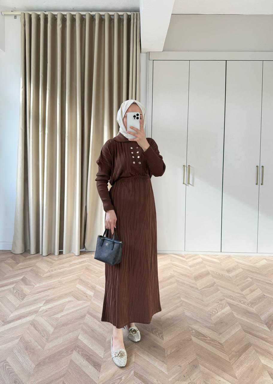 Трикотажна/в'язана максі-сукня із золотими ґудзиками