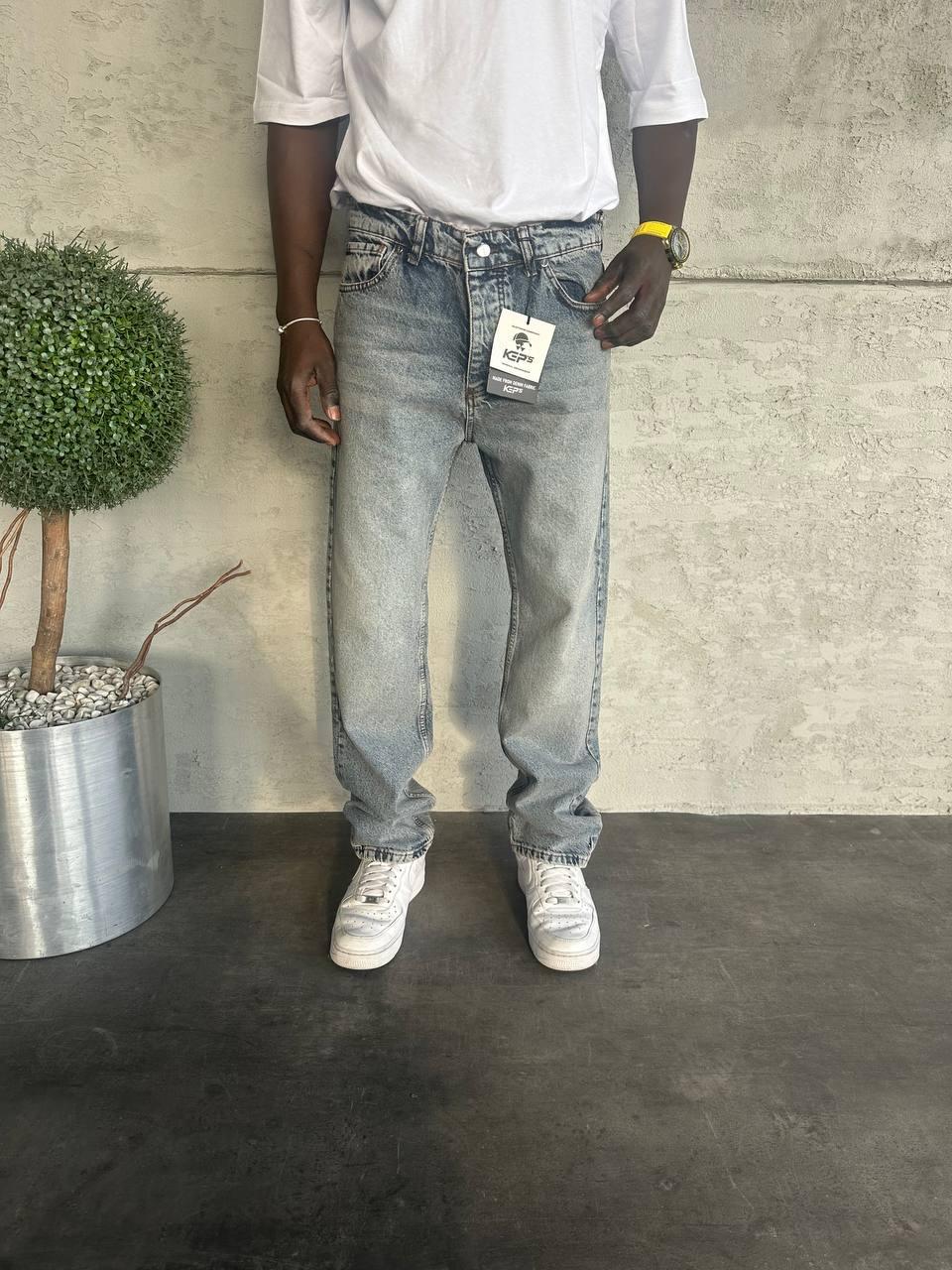 Açık Mavi Yıkamalı Bol Kesim Erkek Denim Pantolon ve Beyaz Sneaker Kombini (Alt Giyim Odaklı)