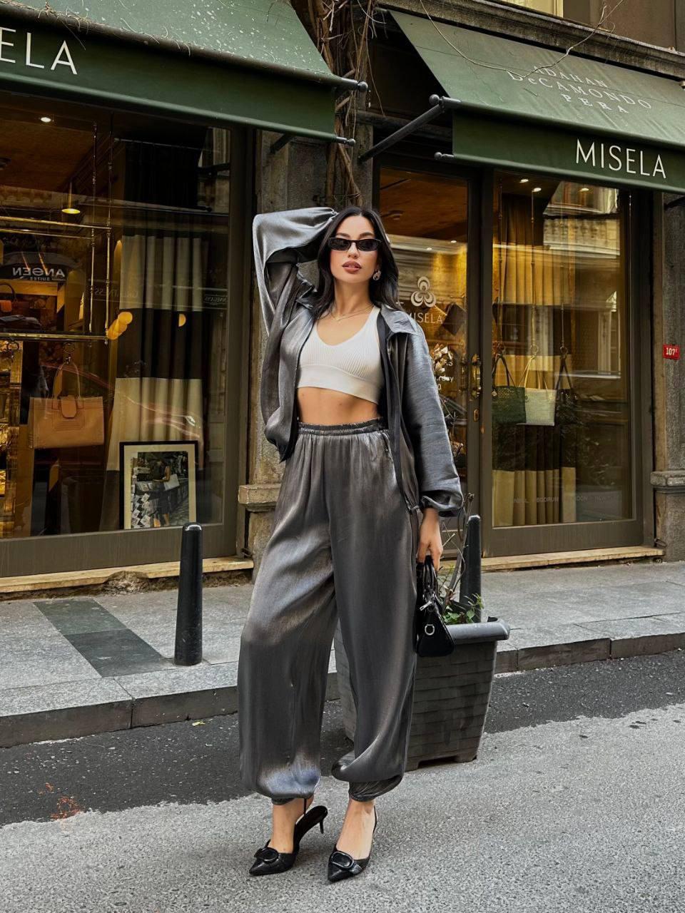 Металлический блеск: Куртка-бомбер и джоггеры с блестящей текстурой