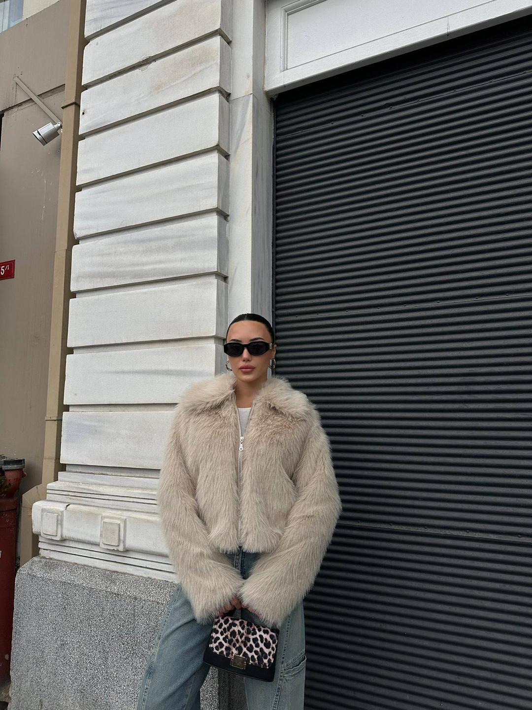 Короткая бежевая куртка из искусственного меха / Кремовая шубка-«шагги» на молнии