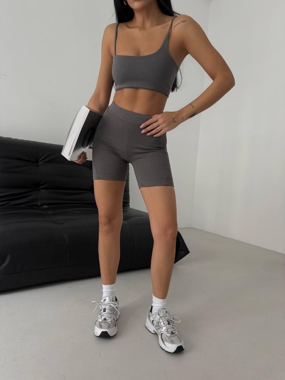 Sportif üst ve şort takımı