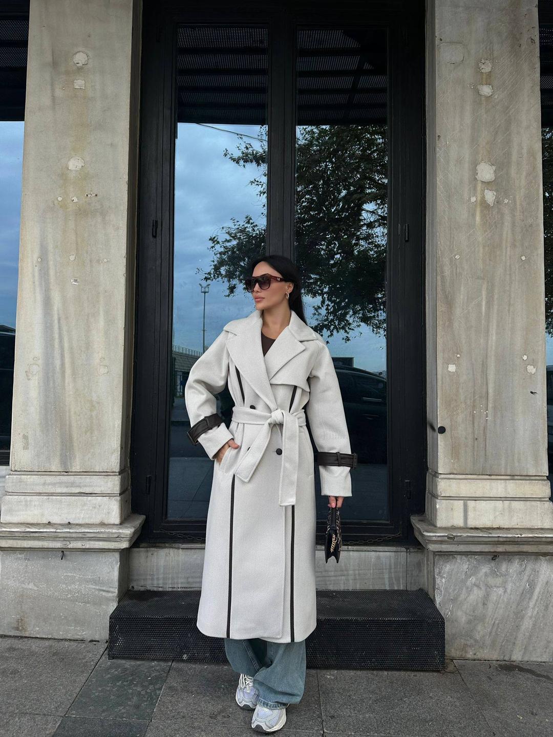 Длинный тренч/пальто кремового/экрю цвета с черными контрастными деталями и поясом