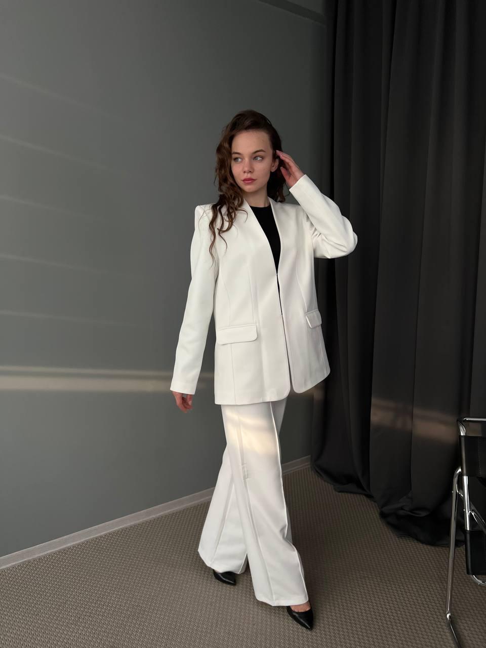Женский брючный костюм с жакетом