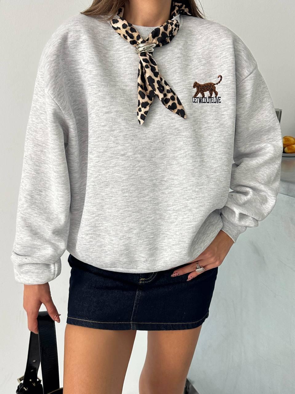 Chic and Comfortable: Leopard Detail Sweatshirt Combinations