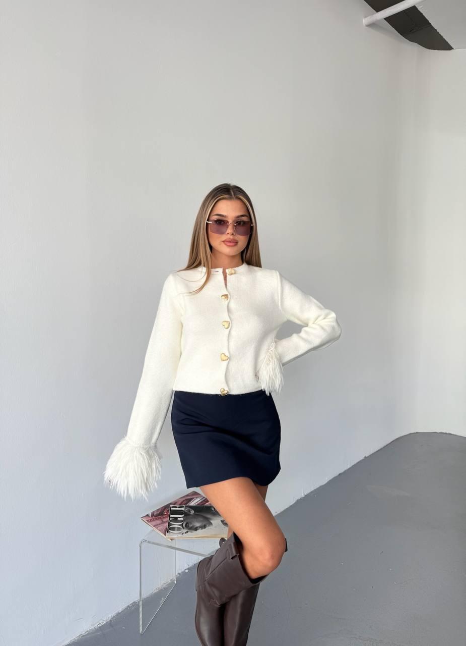 Кардиган с пуговицами в форме сердца и меховыми манжетами