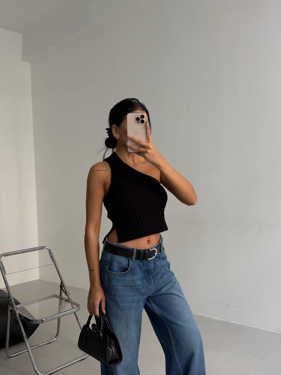 Вязаный топ на одно плечо