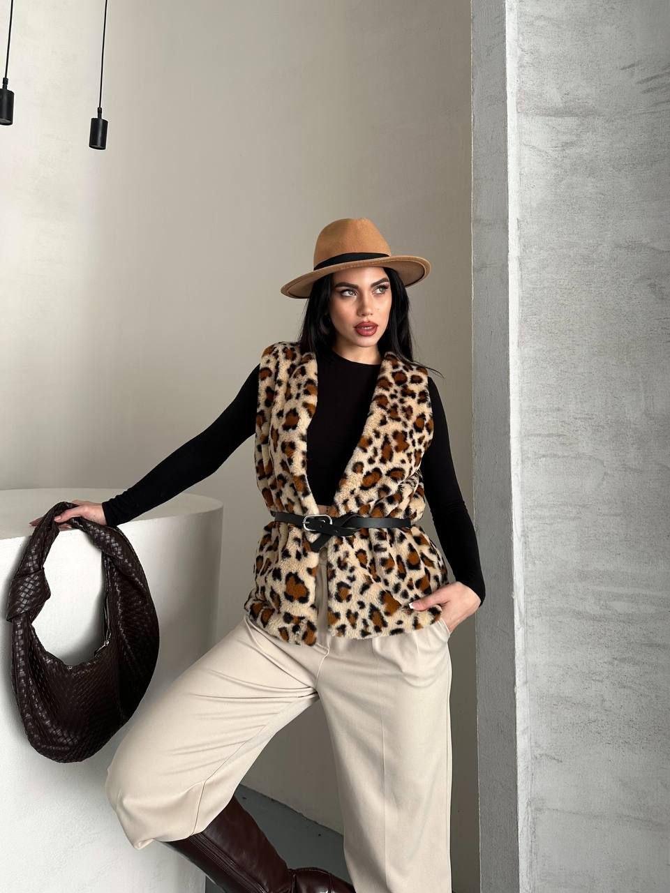 Жилет из плюшевого меха с принтом