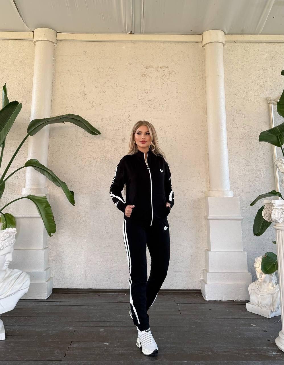 Женский спортивный костюм на молнии в черно-белую полоску