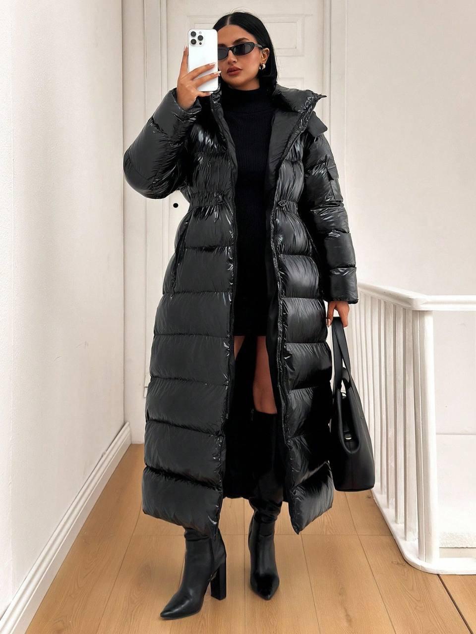 Uzun, siyah, parlak şişme mont (puffer coat)
