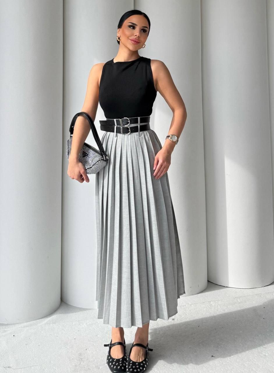 Chic looks with pleated skirt