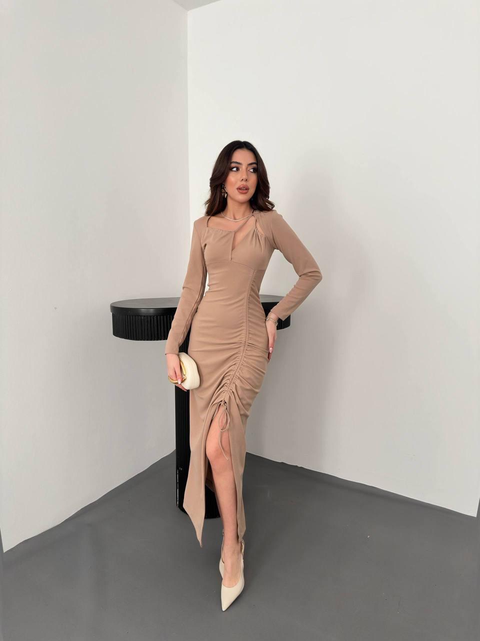 Минималистік сәннің көркемдік интерпретациясы: Бұрылмалы және тілігі бар бежевый макси көйлек
