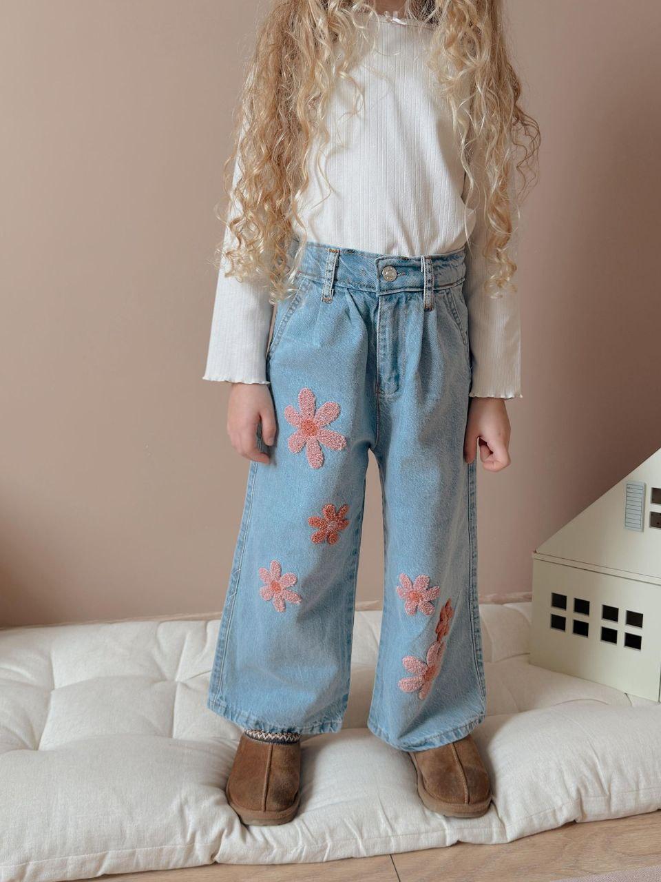 Spring Elegance: Trendy Jeans with Embroidery Detail