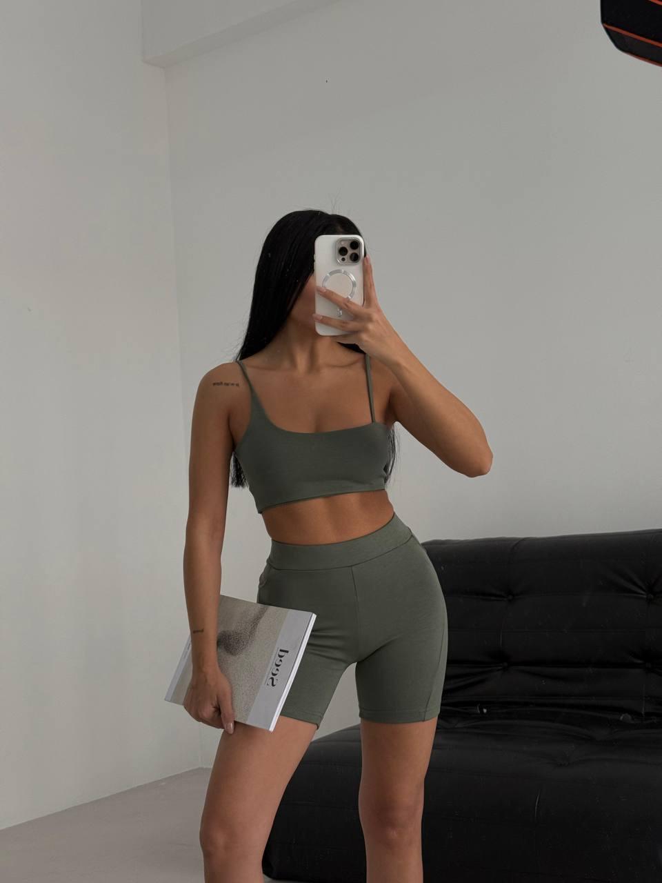 Sportif üst ve şort takımı