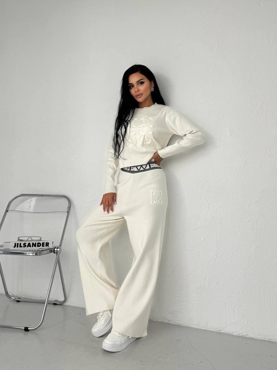 Удобный спортивный костюм кремового цвета с логотипом