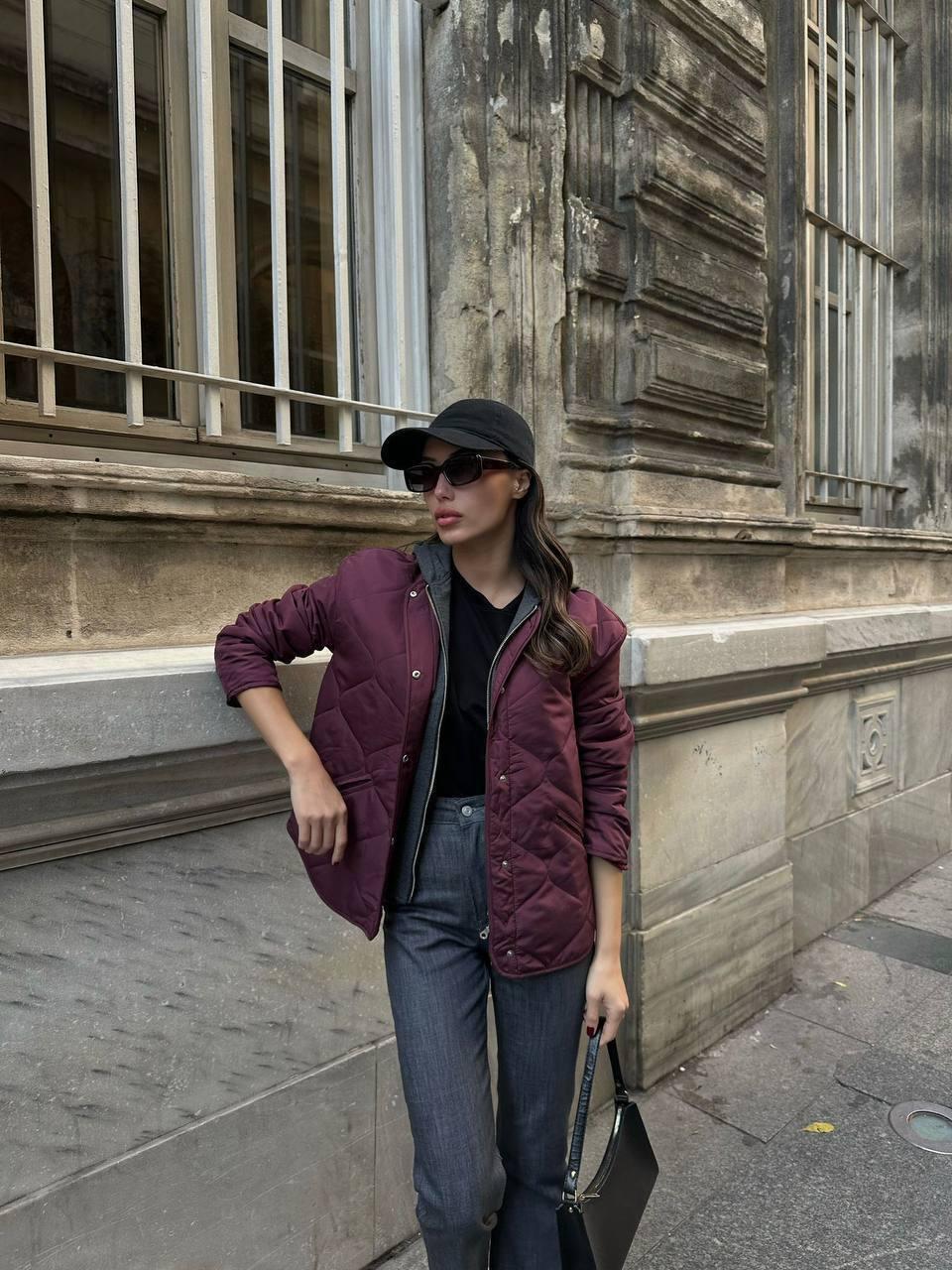 Бордовая стеганая куртка с капюшоном