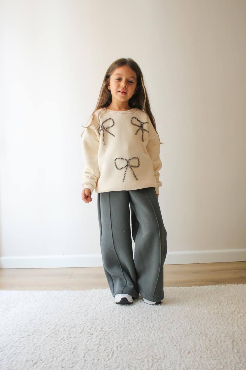 Fiyonk İşlemeli Ekru Sweatshirt ve Geniş Paça Füme Çocuk Eşofman Takımı