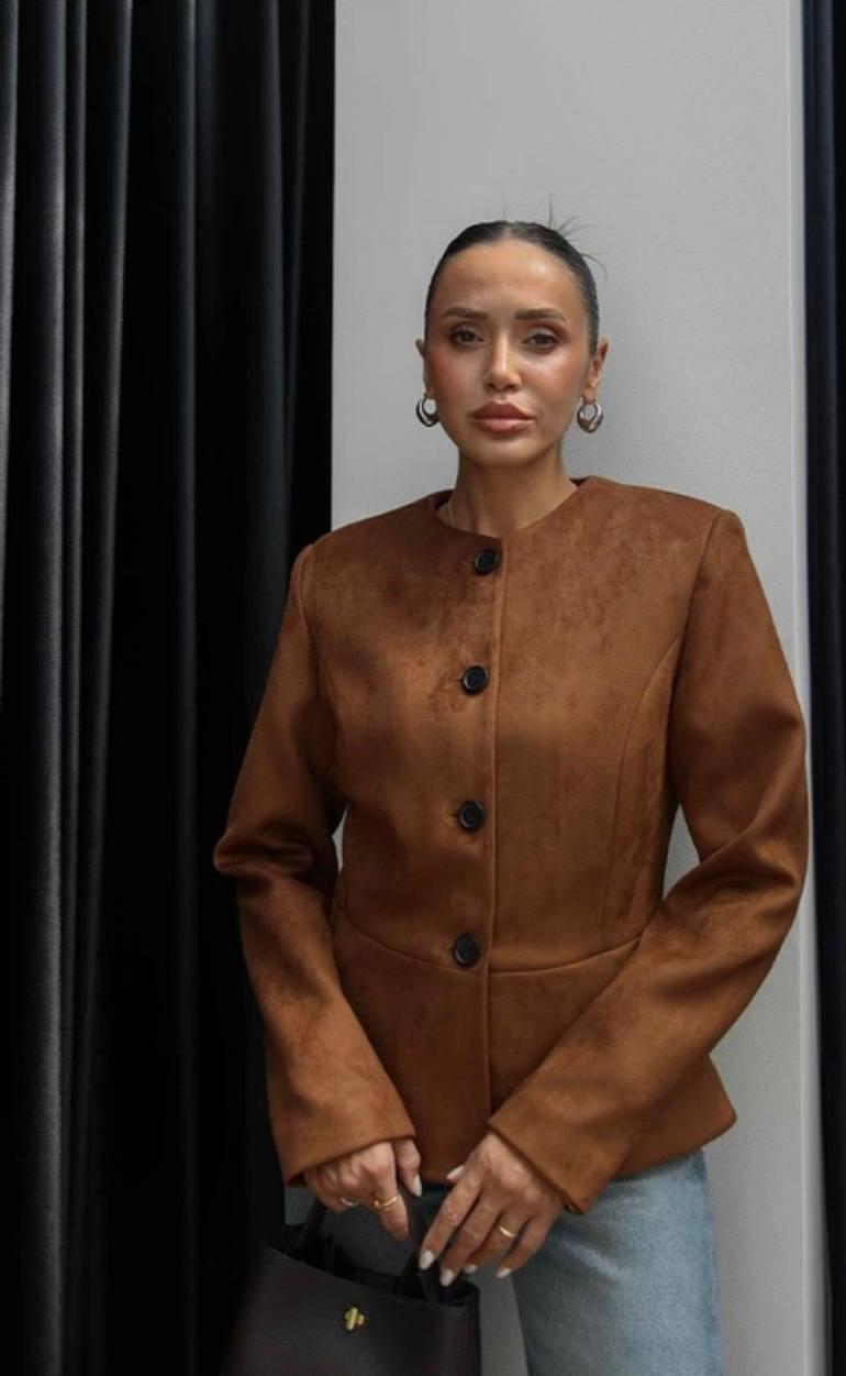 Короткая куртка табачного замшевого вида с воротником-стойкой и пуговицами