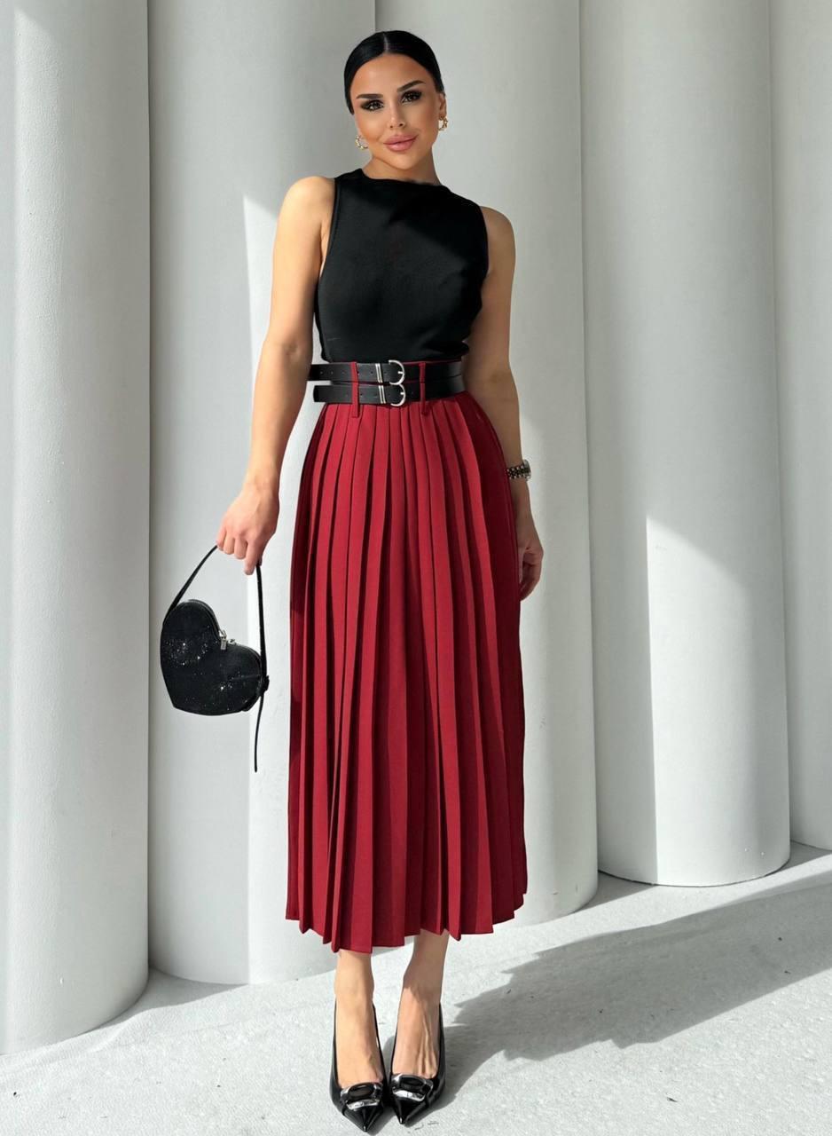 Chic looks with pleated skirt