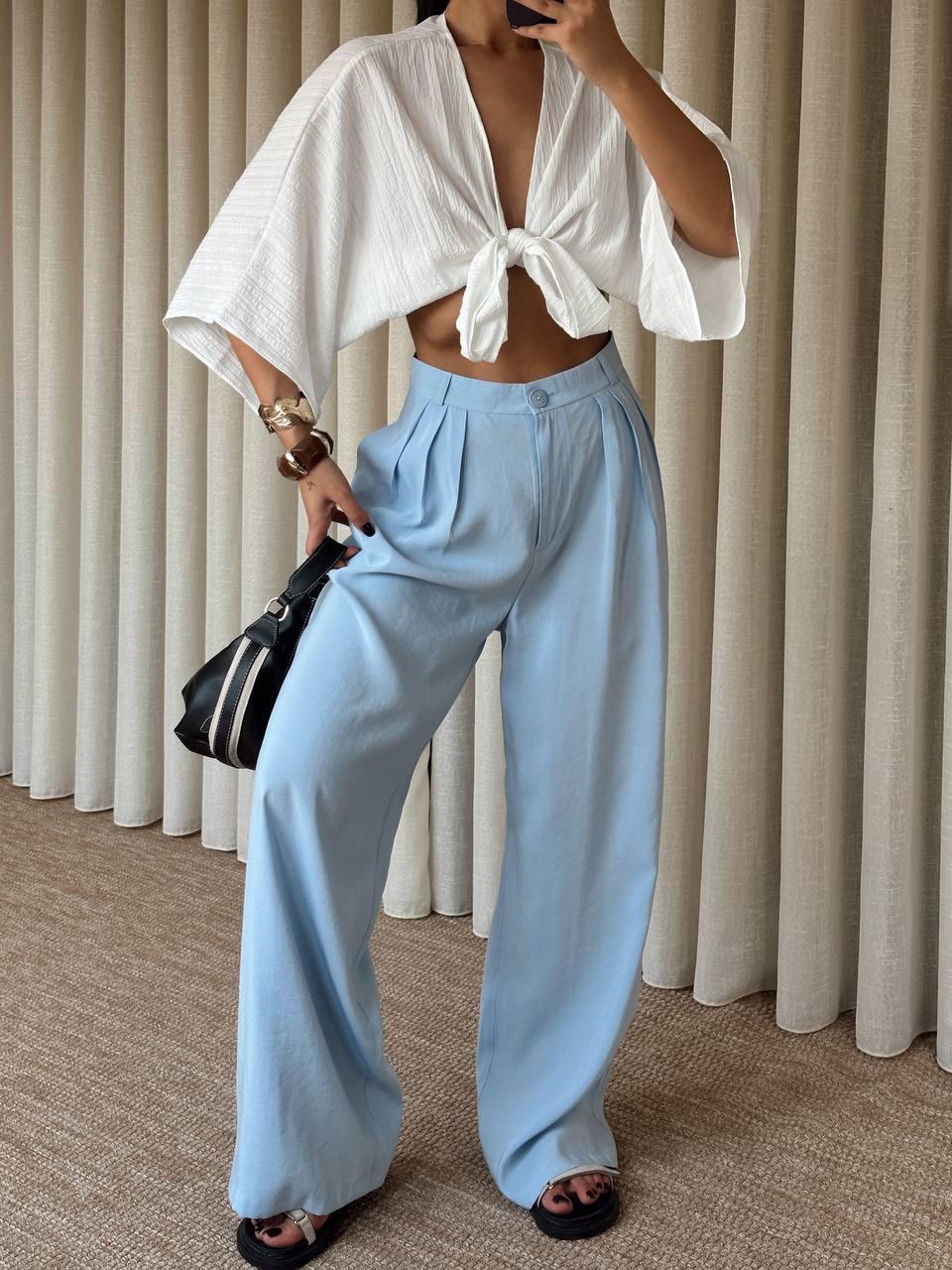 Loose-fitting trousers