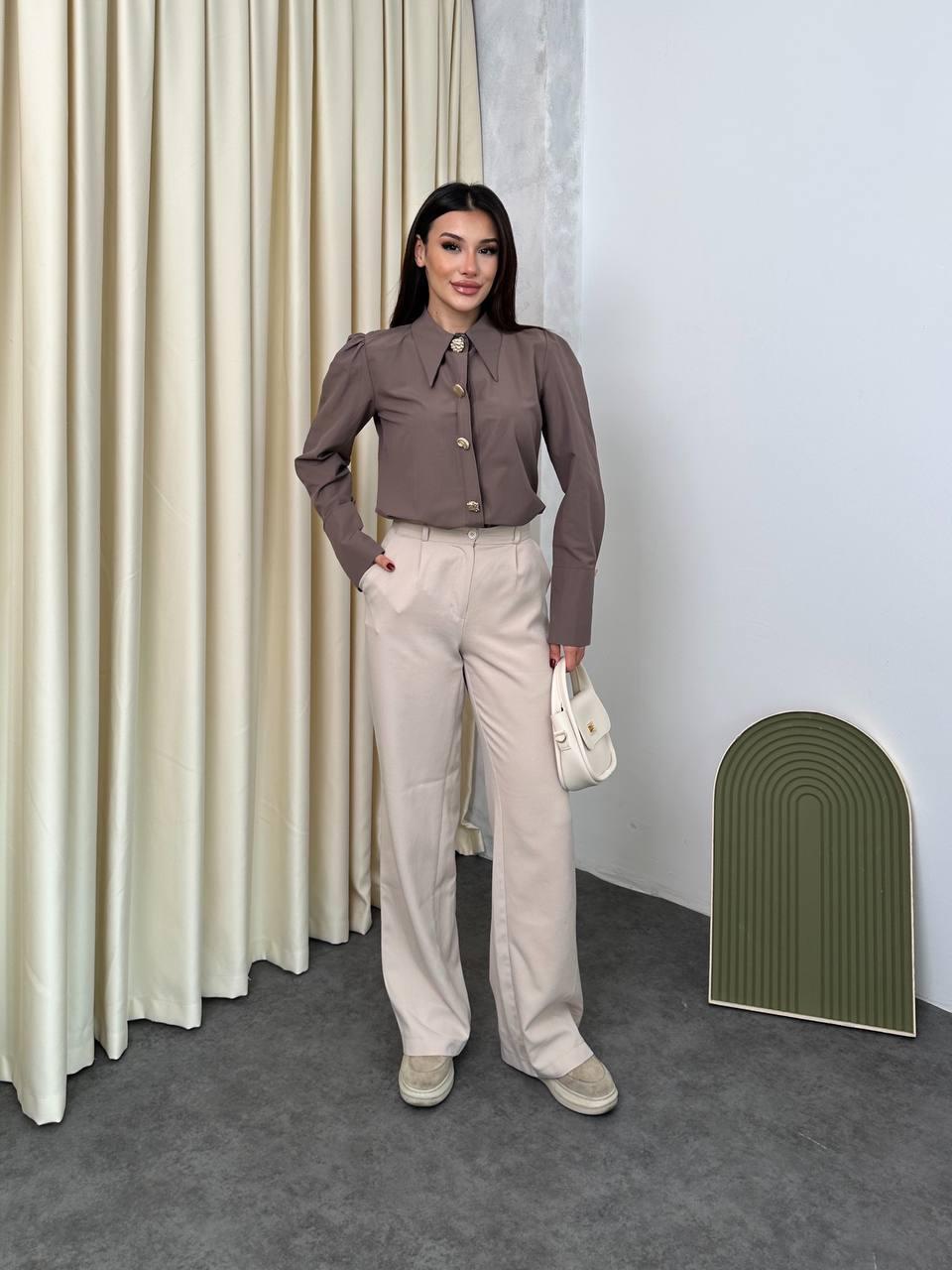 Рубашка с золотыми пуговицами и деталями на плечах