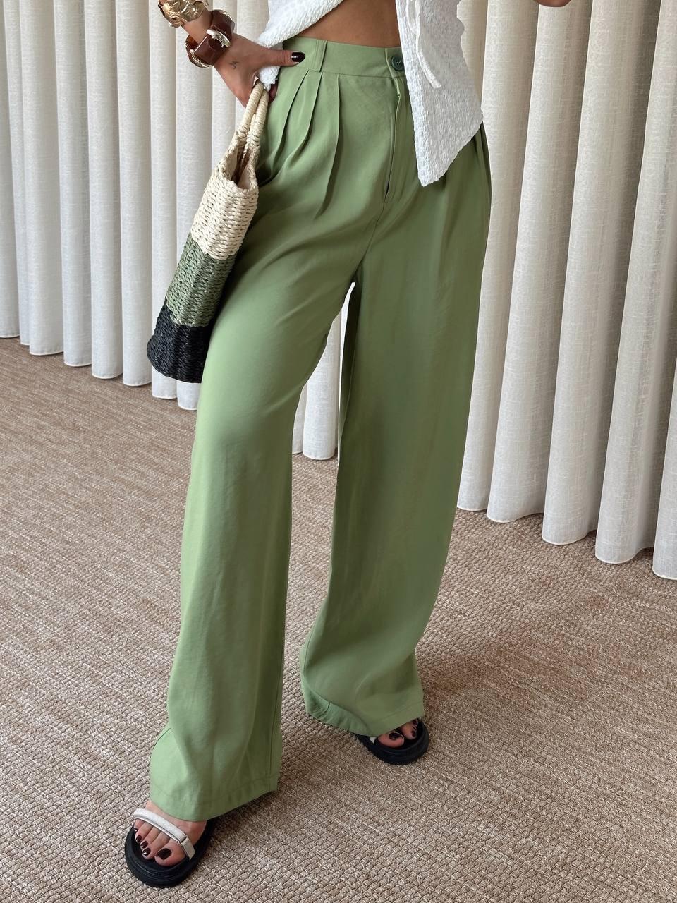 Loose-fitting trousers