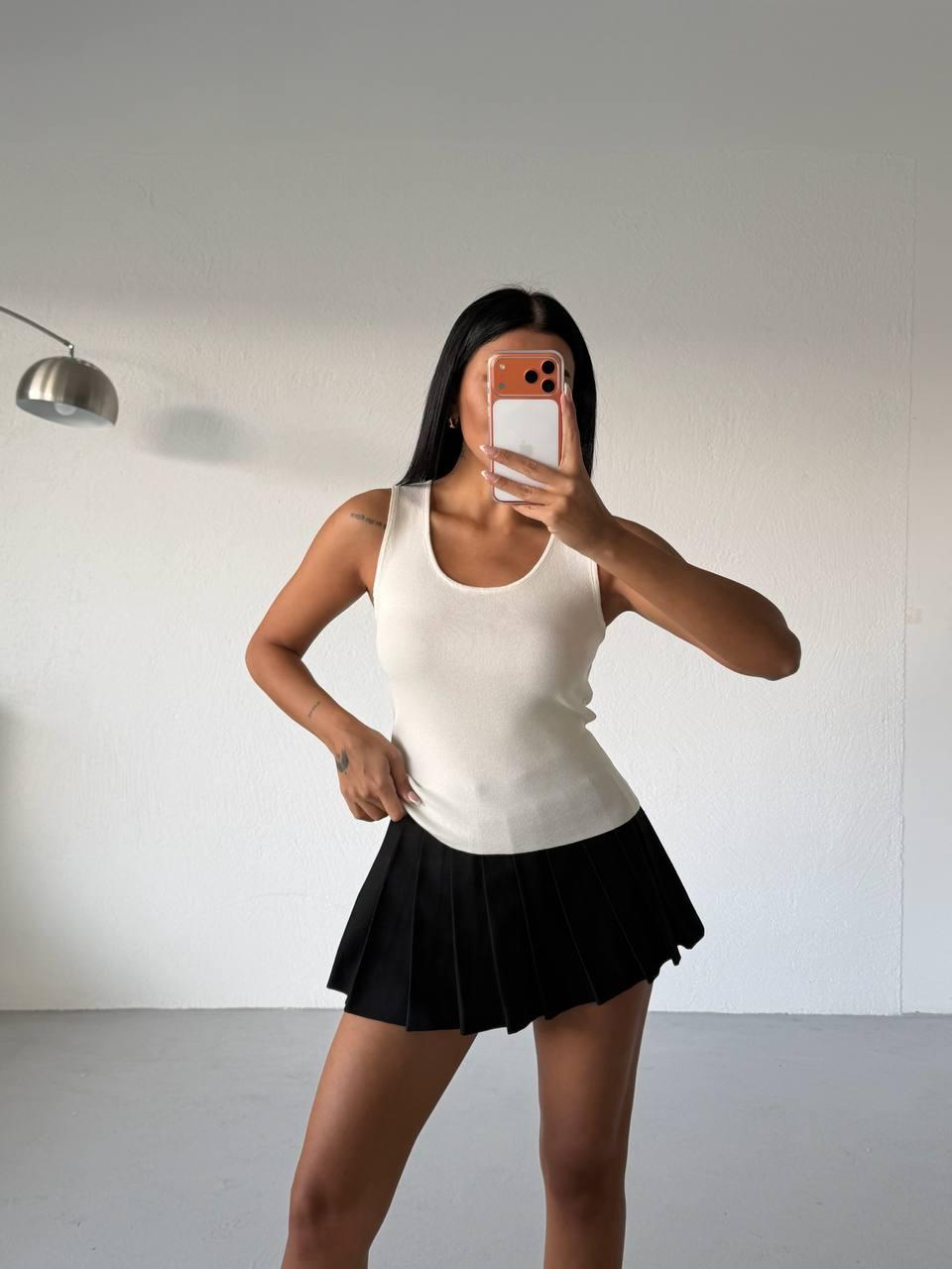 Кремовий боді-майка з широким вирізом та ребристою тканиною