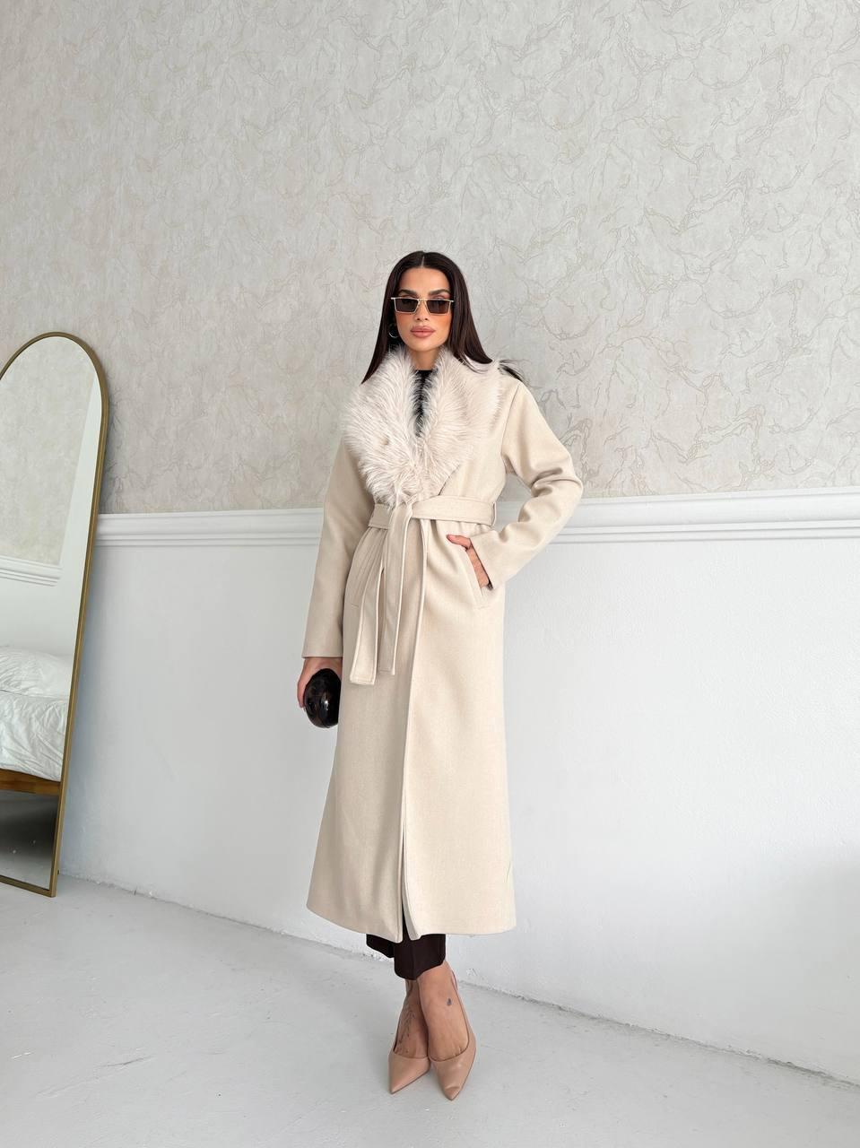 Довге пальто з поясом і хутряним коміром
